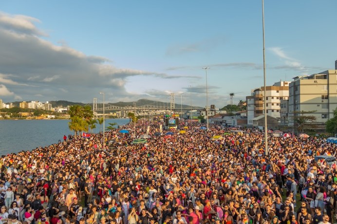 Parada do Orgulho LGBTI+ de Florianópolis 2024 acontece nesse domingo