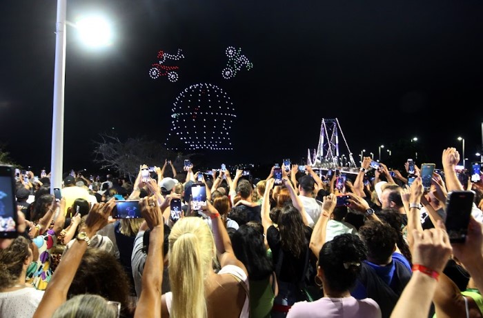 Mirage Circus surpreende Floripa com show de 600 drones e apresentação radical de globo da morte