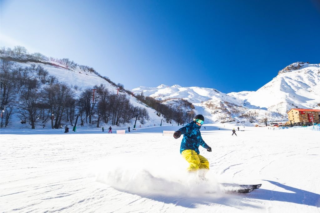 Centro de esqui Nevados de Chillán expande Parque Aventura com pista de patinação no gelo